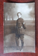 Carte Photo Soldat En Tenue - Inscriptions Au Verso - Guerre, Militaire