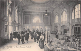 TROYES (Aube) - La Gare - Nouveau Vestibule - Présentoir à Cartes Postales, Journaux, Livres - Ecrit 1917 (2 Scans) - Troyes