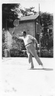 Photographie Vintage Photo Snapshot Tennis Raquette Court Filet Mode - Sporten