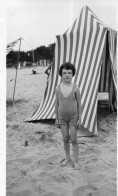 Photographie Vintage Photo Snapshot Maillot Bain Enfant Fillette Tente Rayures - Plaatsen