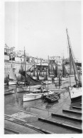 Photographie Vintage Photo Snapshot Pêche Poisson Marine Pêcheur Bateau Voilier - Places