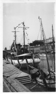 Photographie Vintage Photo Snapshot Bateau Boat Port Quai Voilier Voile - Schiffe