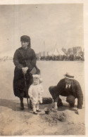 Photographie Vintage Photo Snapshot Plage Château Sable Canotier  - Lugares