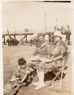 Photographie Vintage Photo Snapshot Plage Beach Mode Transat Sable Famille - Lieux
