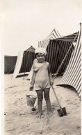 Photographie Vintage Photo Snapshot Plage Beach Maillot Bain Enfant Seau Pelle  - Places