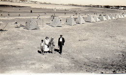 Photographie Vintage Photo Snapshot Plage Beach Tente Rayures Bain Sable - Lieux