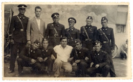 Photo Originale / Pompier / Groupe De Pompiers De Village, Quelque Part En Serbie, Yougoslavie, Circa 1950/60 - Profesiones