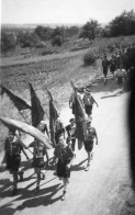 Photographie Vintage Photo Snapshot Domrémy Scoutisme Scouts Défilé - Personnes Anonymes