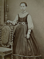 Photo CDV Deleidernier à Mondorff Les Bains - Fillette En Pied, Jolie Robe , Second Empire, Ca 1860 L680B - Oud (voor 1900)