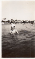 Photographie Vintage Photo Snapshot Plage Beach Maillot Bain Enfant Child Bonnet - Personnes Anonymes
