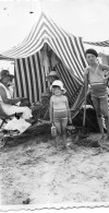 Photographie Vintage Photo Snapshot Tente Bain Pelle Seau Béret Plage Enfant - Orte