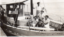 Photographie Vintage Photo Snapshot Bateau Boat Béret Mode Groupe  - Boats