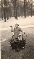 Photographie Vintage Photo Snapshot Paris Jardin Du Luxembourg Landau Poupée - Places