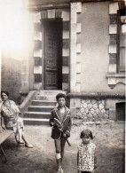 Photographie Vintage Photo Snapshot Cour Raquette Enfant Pavillon - Personnes Anonymes