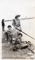 Photographie Vintage Photo Snapshot Pêche Poisson Fish Fishing Pêcheur Mode - Autres & Non Classés