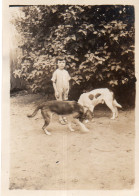 Photographie Vintage Photo Snapshot Chien Dog Pet Enfant  - Anonymous Persons