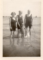 Photographie Vintage Photo Snapshot Plage Beach Maillot Bain Mer Baignade - Orte