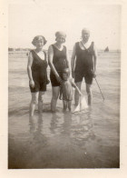 Photographie Vintage Photo Snapshot Plage Beach Maillot Bain Mer Baignade - Places