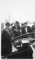 Photographie Vintage Photo Snapshot Bateau Boat Béret Mode Groupe  - Personnes Anonymes