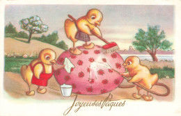 FETES - VOEUX - Joyeuses Pâques - Poussins Nettoyant Un œufs - Colorisé - Carte Postale Ancienne - Easter