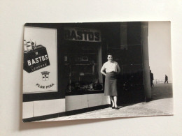 Carte Postale Ancienne Photographe Ostende Dame Devant Magasin De Cigarettes / Photo DEVET Ostendsehaardstraat - Fotografía