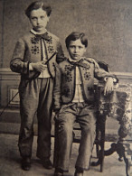 Photo CDV Parey  2 Petits Garçons : Un Assis Et L'autre Debout  (Mayran) Costumes Identiques Sec. Emp. CA 1860-65- L680B - Old (before 1900)