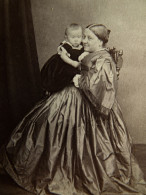 Photo CDV Horne & Thornthwaite London  Femme élégante Assise Avec Un Bébé Dans Les Bras Robe En Soie  CA 1860-65 - L680B - Old (before 1900)