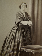 Photo CDV Géruzet  Bruxelles  Femme  Accoudée Sur Le Dossier D'une Chaise  Robe à Carreaux  CA 1860-65 - L680B - Alte (vor 1900)