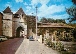 Automobiles - Barbotan Les Thermes - L'Eglise Et La Vieille Porte - CPM - Etat Carte Arrachée Sur 1 Cm Au Centre En Bas  - Passenger Cars