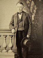 Photo CDV Franck St Dié Des Vosges  Homme âgé élégant Tenant Un Chapeau à La Main Sec. Emp. CA 1860-65 - L680B - Alte (vor 1900)