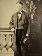 Photo CDV Franck St Dié Des Vosges  Homme âgé élégant Tenant Un Chapeau à La Main Sec. Emp. CA 1860-65 - L680B - Anciennes (Av. 1900)