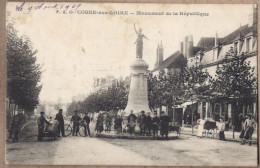 CPA 58 - COSNE SUR LOIRE - Monument De La République - TB PLAN CENTRE Avec TB ANIMATION Autour De La Satue TB Verso - Cosne Cours Sur Loire