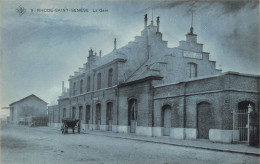 BELGIQUE - Rhode St Genèse - La Gare - Voiture S'arrêtant Dans La Rue - Rue Déserte - Carte Postale Ancienne - Rhode-St-Genèse - St-Genesius-Rode