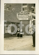 1965 REAL AMATEUR PHOTO FOTO HOTEL CAFE GIRLS DUTCH MARKEN VOLLENDAM HOLLAND NETHERLANDS CF - Places