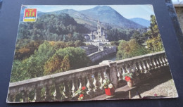Lourdes - Nos Belles Pyrénées - Vue Sur La Basilique Et Les Montagnes - Editions P. Chambon, Lourdes - Lourdes