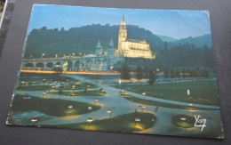 Lourdes - Nos Belles Pyrénées - La Basilique Illuminée Pendant La Procession Aux Flambeaux - Editions P. Chambon Lourdes - Lourdes