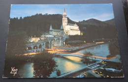 Lourdes - Nos Belles Pyrénées - La Basilique Illuminée Pendant La Procession Aux Flambeaux - Editions P. Chambon Lourdes - Lourdes