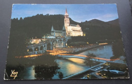 Lourdes - Nos Belles Pyrénées - La Basilique Illuminée Pendant La Procession Aux Flambeaux - Editions P. Chambon Lourdes - Lourdes