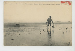 LA CHASSE EN BAIE DE SOMME - Chasseur Relevant Le Gibier Tué Du Hutteau à Cerceaux - Andere & Zonder Classificatie