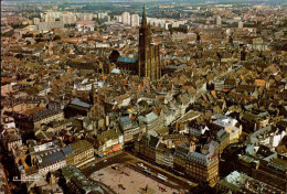 STRASBOURG   ( BAS -RHIN ) LA PLACE KLEBER, LA CATHEDRALE  . . . - Straatsburg