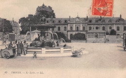 TROYES (Aube) - Le Lycée - Rémouleur Devant La Fontaine - Voyagé 1916 (2 Scans) - Troyes