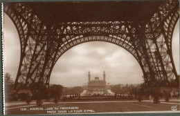 75 + PARIS - Vue Du Trocadéro Prise Sous La Tour Eiffel - Eiffelturm