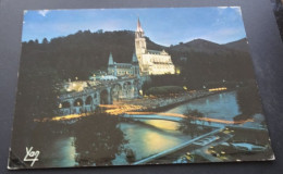 Lourdes - Nos Belles Pyrénées - La Basilique Illuminée Pendant La Procession Aux Flambeaux - Editions P. Chambon Lourdes - Lourdes