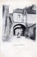 89   VEZELAY  UNE RUE ANIMEE - Vezelay