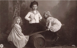 ENFANTS - Enfants Se Balançant  - Carte Postale Ancienne - Autres & Non Classés