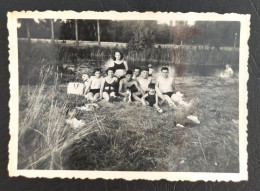 Ancienne Photo Groupe De Personnes En Maillot De Bain Torse Nu Canal - Personas Anónimos