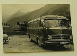 Mercedes Bus In The Parking Lot - Photo Linden - Automobiles