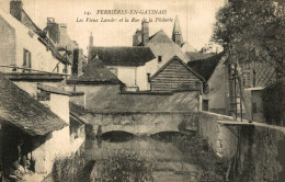 FERRIERES EN GATINAIS LES VIEUX LAVOIRS ET LA RUE DE LA PECHERIE - Andere & Zonder Classificatie