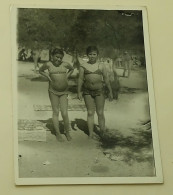 Two Young Girls On The Beach - Personas Anónimos