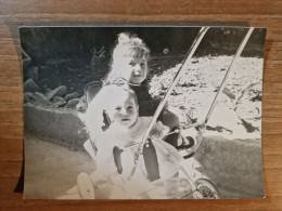 19526.  Fotografia D'epoca  Bambini Su Passeggini Aa '60 Italia - 15x10,5 - Personas Anónimos